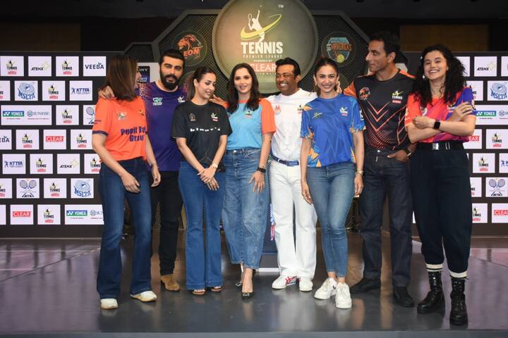 बीते दिन मुंबई में टेनिस प्रीमियर लीग सीजन 5 का ऑक्शन इवेंट हुआ था जिसमें बॉलीवुड के तमाम सितारों ने शिरकत की थी. इवेंट में तापसी पन्नू, सोनू सूद, रकुल प्रीत संग, लव बर्ड्स अर्जुन कपूर और मलाइका अरोड़ा भी नजर आए.