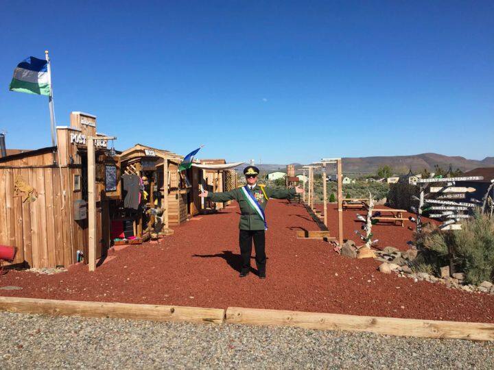 Republic of Molossia President gives a tour to the tourists visiting in country total population 30 इस देश में घूमने आए पर्यटकों को खुद राष्ट्रपति कराते हैं सैर, इंडिया के एक परिवार से भी कम है इसकी कुल जनसंख्या