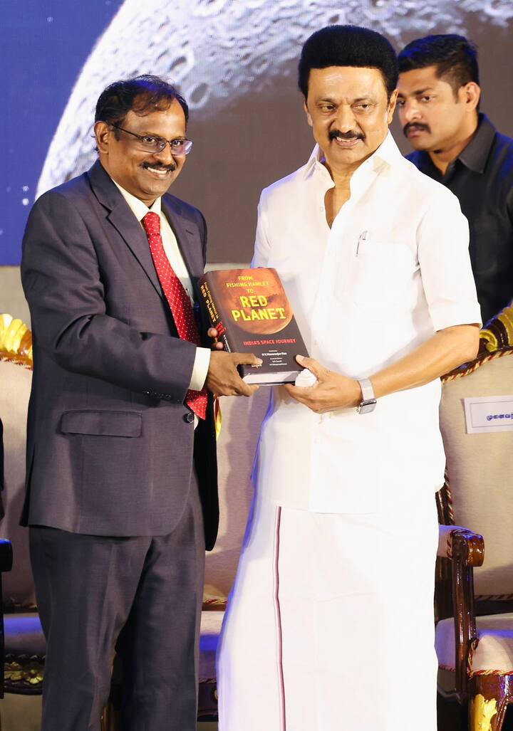 இந்த பாராட்டு விழாவில், இஸ்ரோ முன்னாள் தலைவர்கள் மயில்சாமி அண்ணாதுரை, சிவன் மற்றும் இஸ்ரோ விஞ்ஞானிகள் நாராயணன், ராஜராஜன், சங்கரன், ஆசிர் பாக்கியராஜ், வனிதா, நிகர் ஷாஜி, சந்திரயான் -3 திட்டத்தின் திட்ட இயக்குநர் வீரமுத்துவேல் உள்ளிட்டோர் கெளரவிக்கப்பட்டனர்.