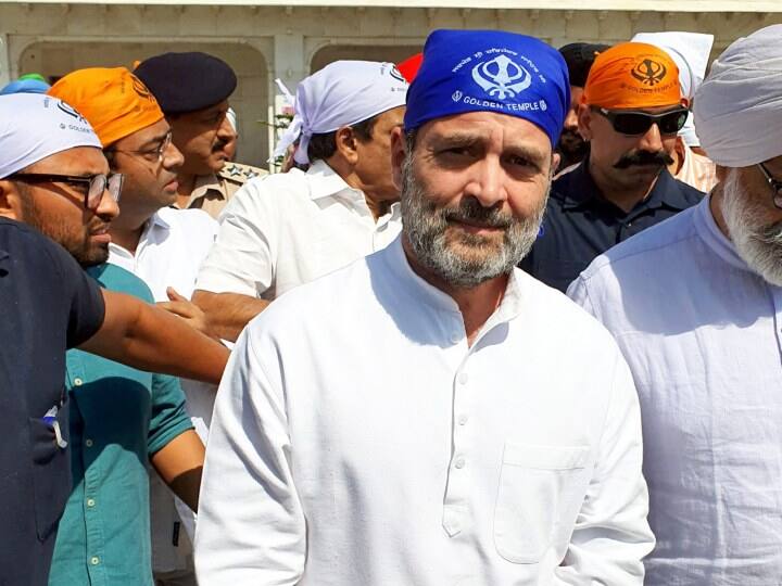 Rahul Gandhi Golden Temple Visit: कांग्रेस नेता राहुल गांधी ने सोमवार 2 (अक्टूबर) को पंजाब स्थित गोल्डन टेंपल में मत्था टेका. अपने सिर को नीले कपड़े से ढककर पूर्व कांग्रेस प्रमुख ने स्वर्ण मंदिर में मत्था टेका.