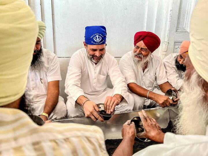 மனிதர்களுக்கு சேவை செய்வது கடவுளுக்கு சேவை செய்வதற்கு சமம் என்ற கோட்பாடை கொண்ட சீக்கிய மக்கள், உணவு சமைப்பது, உணவு பரிமாறுவது, பாத்திரம் விளக்குவது போன்ற வேலைகளை, அவர்களின் விருப்பப்படி செய்கிறார்கள்.