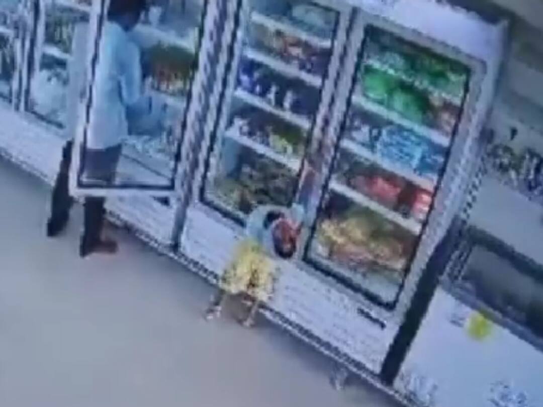 Nizamabad: ఫ్రిడ్జ్ ఓపెన్ చేయబోతే షాక్ కొట్టి చిన్నారి మృతి, తల్లిదండ్రులూ బీ కేర్ఫుల్ Nizamabad Child Died With Electric Shock While Opening Fridge In N Mart Nizamabad: ఫ్రిడ్జ్ ఓపెన్ చేయబోతే షాక్ కొట్టి చిన్నారి మృతి, తల్లిదండ్రులూ బీ కేర్ఫుల్