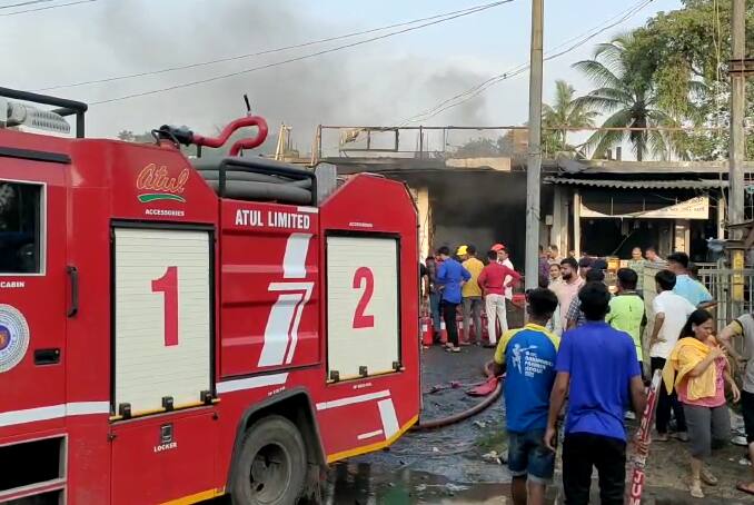 fire broke out in a shopping complex on the Valsad National Highway Valsad: વલસાડ નેશનલ હાઇવે પર આવેલા એક શોપિંગ કોમ્પલેક્ષમાં અચાનક આગ લાગી