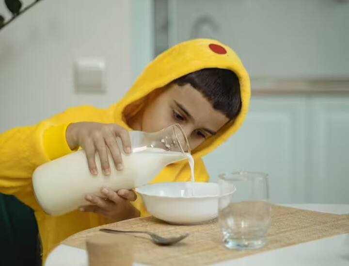 મીઠું ચડાવેલું નાસ્તો: ચિપ્સ જેવા મીઠાવાળા નાસ્તા સાથે દૂધ પીવાની ભૂલ ન કરો. કારણ કે તેમાં ઘણું મીઠું ઉમેરવામાં આવે છે, જે શરીરમાં ઇલેક્ટ્રોલાઇટ સંતુલનને વિક્ષેપિત કરી શકે છે.