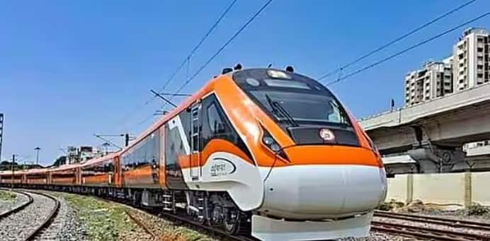 Sleeper Vande Bharat Express:  સ્લીપર વંદે ભારત ટ્રેનનો ફર્સ્ટ લુક સામે આવ્યો છે. તે અંદરથી એકદમ લક્ઝુરિયસ લાગે છે, જે આલીશાન હોટેલ રૂમ જેવો લાગે છે.