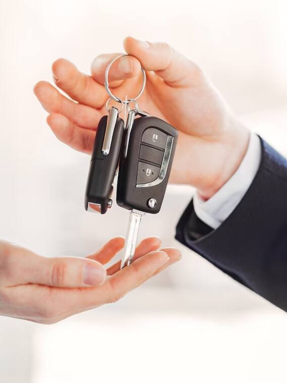 कार और बाइक खरीदते वक्त क्यों दी जाती है 2 चाभी?