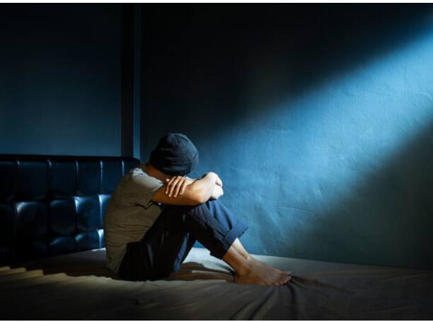 किशोरवयीन मुलांना निरोगी जीवनशैलीसाठी प्रेरित केले पाहिजे. योग्य वेळी झोपणे, उठणे,  खाणे आणि व्यायाम केल्याने मानसिक आरोग्याच्या समस्या दूर होतात. यामुळे त्यांना  आत्महत्येसारखे विचार दूर ठेवता येतील. पालकांनी किशोरवयीन मुलांच्या आनंदाची काळजी  घेतली पाहिजे.