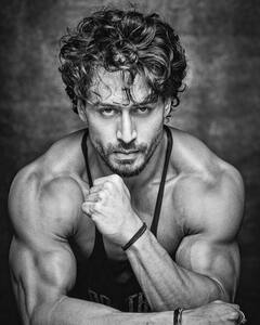 బ్లాక్ అండ్ వైట్ ఫొటోలు షేర్ చేసిన కండల వీరుడు - ఈ నెలలోనే కొత్త సినిమా!