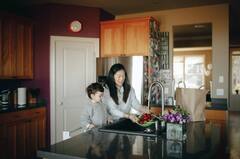 Parenting Tips : तुमचं मुल दिवसेंदिवस हट्टी बनत चाललंय? मुलांचं संगोपन करताना 'या' चुका टाळा