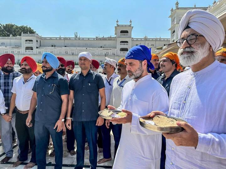 இக்கோயிலுக்கு வருபவர்களின் பசியை போக்க, சத்தான சைவ உணவு வழங்கப்படுகிறது. லங்கர் எனப்படும் சாப்பிடும் கூடத்தில், தினமும் சுமார் 50,000 நபர்களுக்கு சாப்பாடு வழங்கப்படுகிறது. கோயிலில் கொடுக்கப்படும் உணவும், அதன் பாத்திரங்களும் சுத்தமாக வைக்கப்பட்டு வருகிறது.