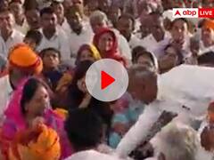 राजस्थान: बाड़मेर में कांग्रेस विधायक ने छुए वसुंधरा राजे के पैर, अटकलों का बाजार गर्म