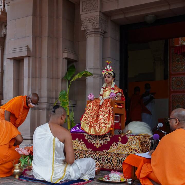 কুমারীর পায়ে পদ্ম অর্পণ করে আসলে মা দুর্গাকেও বন্দনা করা হয়ে। তন্ত্রমতে কুমারীকে সাক্ষাৎ যোগিনী রূপে উল্লেখ করা হয়েছে। বিভিন্ন পুরাণে কুমারী পুজোর গুরুত্বের উল্লেখ রয়েছে।