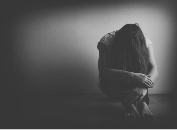 नैराश्याने ग्रासलेली व्यक्ती नेहमी एकटेपणा शोधत असते. तो मित्रांमध्ये राहत नाही किंवा  कोणत्याही सामाजिक उपक्रमात भाग घेत नाही. त्याला पूर्वीसारखे काहीही आवडत नाही. हे  देखील एक मोठे लक्षण आहे. जर तुमची जवळची व्यक्ती असे करत असेल तर त्याचे कारण  जाणून घेण्याचा प्रयत्न करा.