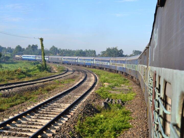 देश के कई हिस्सों से ट्रेनों के टाइमटेबल में बदलाव किया गया है. गोरखपुर से 43 ट्रेनों को चेंज किया गया है तो पूर्व मध्य रेलवे से 18 ट्रेनों की टाइमिंग में बदलाव हुआ है.