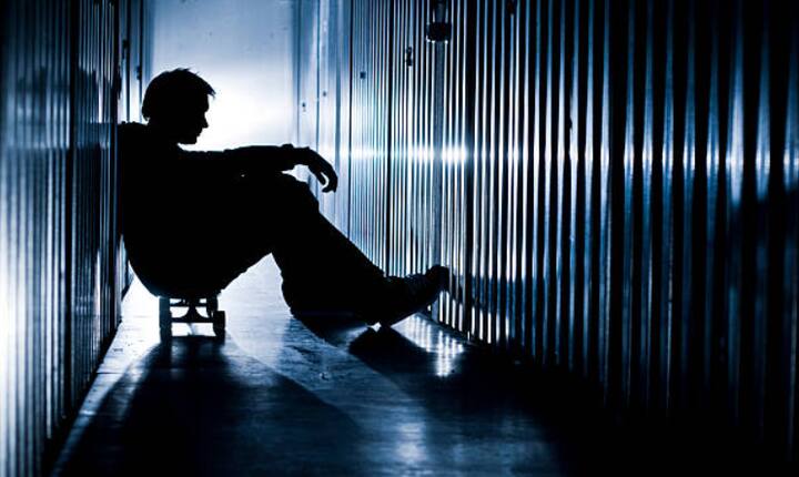 सोशल मीडिया हे किशोरवयीन मुलांसाठी तणावाचे प्रमुख कारण बनत आहे. सोशल मीडियावर  अनेक लोक आपल्या व्यक्त न झालेल्या भावना व्यक्त करतात, त्यावर पालकांनी लक्ष ठेवावे.  जर कोणी सोशल मीडियावर किशोरवयीन मुलांचा छळ करत असेल किंवा धमकावत असेल  तर पालकांनी त्याबद्दल बोलले पाहिजे. सोशल मीडियावर बारीक नजर ठेवून किशोरवयीन  मुलांच्या हालचालींवर लक्ष ठेवता येते.