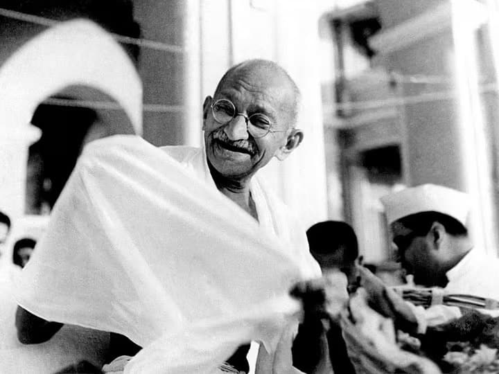 Mahatma Gandhi Jayanati: Gandhi's slippers and other belongings to be auctioned Mahatma Gandhi Jayanati: ગાંધીજીનું વસિયતનામું કેટલા રૂપિયામાં વેચાયું હતું? ચંપલ અને બેગ પણ વેચાયા હતા લાખો રૂપિયામાં