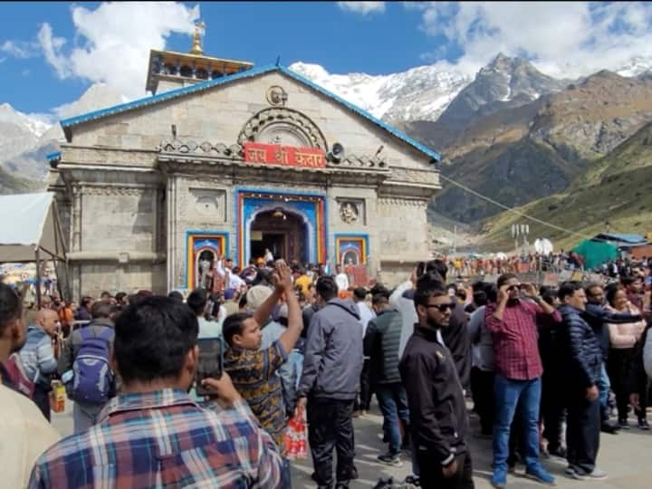 Rudraprayag Crowd of devotees are reaching in Kedarnath Dham ban on entry into Garbhagriha ANN Kedarnath News: केदारनाथ में श्रद्धालुओं की लग रही लंबी लाइन, बाबा केदार के दरबार में उमड़ा भक्तों का हुजूम