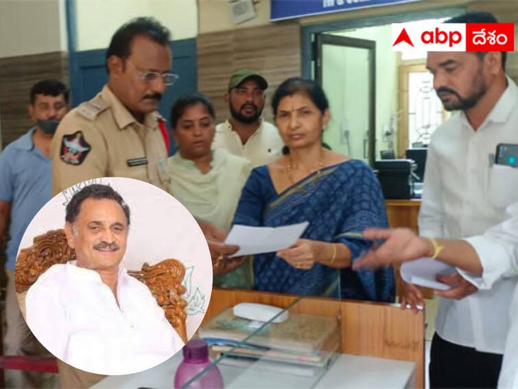 Bandaru Satyanarayana Murthy's wife complained at the police station that the police are detaining and harassing her. Bandaru Issue :  అరెస్ట్ చేయరు - వదిలి పెట్టరు - వేధిస్తున్నారని పోలీసులపై  ఫిర్యాదు చేసిన బండారు సతీమణి !