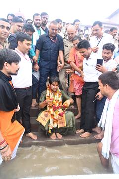 In Pics: काशी विश्वनाथ मंदिर में बागेश्वर बाबा ने लगाई हाजिरी, देखें पंडित धीरेंद्र शास्त्री का अनोखा अंदाज