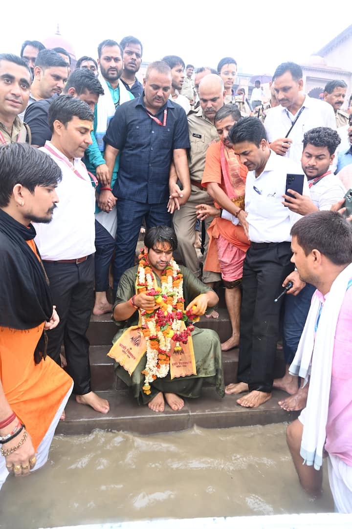 बागेश्वर धाम वाले धीरेंद्र शास्त्री आज (2 अक्तूबर) को वाराणसी पहुंचे. वाराणसी आगमन पर धीरेंद्र शास्त्री का भव्य स्वागत किया गया. एयरपोर्ट से बागेश्वर धाम वाले बाबा काशी विश्वनाथ मंदिर पहुंचे.