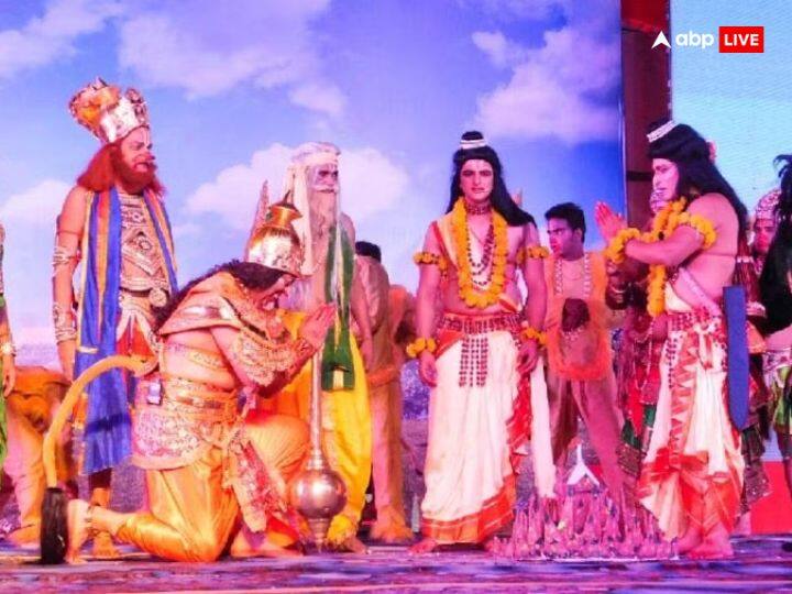 राम लीला, भगवान राम के पूरे जीवन की एक नाटकीय प्रस्तुति है, जो अपने बालकाल , युवा काल के राम के इतिहास से शुरू होती है और भगवान राम और रावण के बीच 10 दिनों के लिए युद्ध के साथ समाप्त होती है.