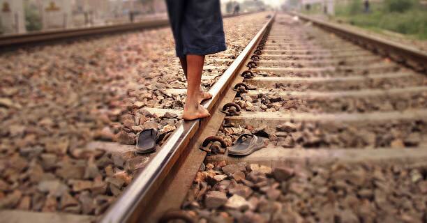 रेल्वे रुळांचं वजन सामान्यतः 40 ते 60 किलोग्रॅम प्रति मीटर असतात. हे वजन वाहून नेणं सोपं नाही. (Image Source : istok)