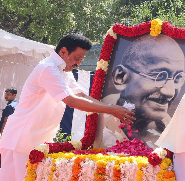 எழும்பூர் அரசு அருங்காட்சியக வளாகத்தில் இருக்கும் காந்தியின் புகைப்படத்திற்கு மலர் தூவி அஞ்சலி செலுத்தினார் தமிழ்நாடு முதலமைச்சர் ஸ்டாலின்.