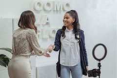 How To Become Selfsufficient : आजच्या काळात महिलांनी स्वावलंबी बनणे गरजेचे आहे, त्याकरता महिलांनी काय करणे गरजेचे आहे? पाहा