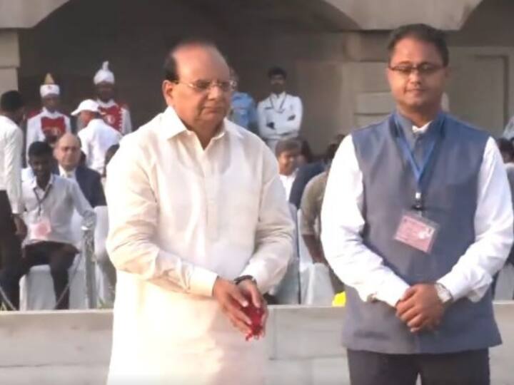 Delhi LG VK Saxena pays tribute to Mahatma Gandhi at Rajghat on the occasion of Gandhi Jayanti. (Photo:X/ANI)