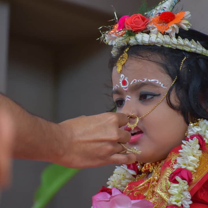 এক বছর থেকে ষোল বছর বয়স পর্যন্ত ঋতুমতী না হওয়া বালিকাদের কুমারী রূপে পুজো করা হয়ে থাকে। কুমারী পুজো কেন, এই প্রশ্ন তো অনেকের মনেই জাগে।