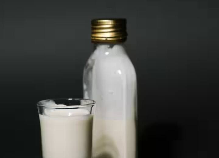 માછલી: માછલી સ્વાસ્થ્ય માટે ખૂબ જ ફાયદાકારક માનવામાં આવે છે. જો કે, તમારે હંમેશા તેને દૂધ સાથે લેવાનું ટાળવું જોઈએ. આ કારણે, તમને પાચન સંબંધિત સમસ્યાઓ જેમ કે પેટમાં દુખાવો અને ફૂડ પોઈઝનિંગ વગેરે થઈ શકે છે. એટલું જ નહીં, તમારે ત્વચા સંબંધિત સમસ્યાઓનો પણ સામનો કરવો પડી શકે છે.