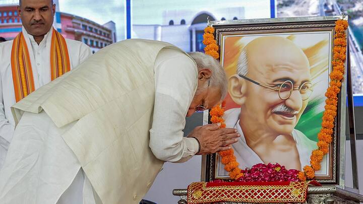 Gandhi Jayanti 2023:আজ গাঁধীজয়ন্তী। সকালের দিকেই নয়াদিল্লির রাজঘাটে 'জাতির জনককে' শ্রদ্ধা জানাতে পৌঁছে গিয়েছিলেন প্রধানমন্ত্রী নরেন্দ্র মোদি। তার পর, দিনভর নানা রাজনৈতিক কর্মসূচি।