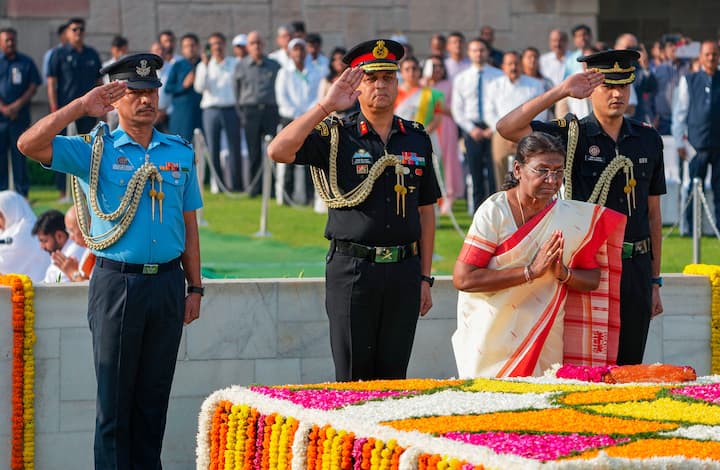 आज महात्मा गांधींची 154 वी जयंती; मुर्मू यांचं राजघाटावर गांधींजींना अभिवादन!  (Photo : PTI)