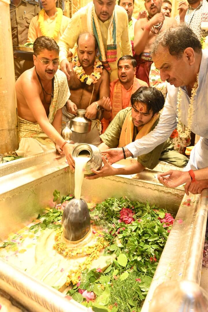 उन्होंने समर्थकों से कहा कि आप सभी भाग्यशाली हैं. काशी में रहने का आपको सौभाग्य प्राप्त हुआ है. आप सभी लोगों पर बाबा विश्वनाथ की असीम कृपा हो.