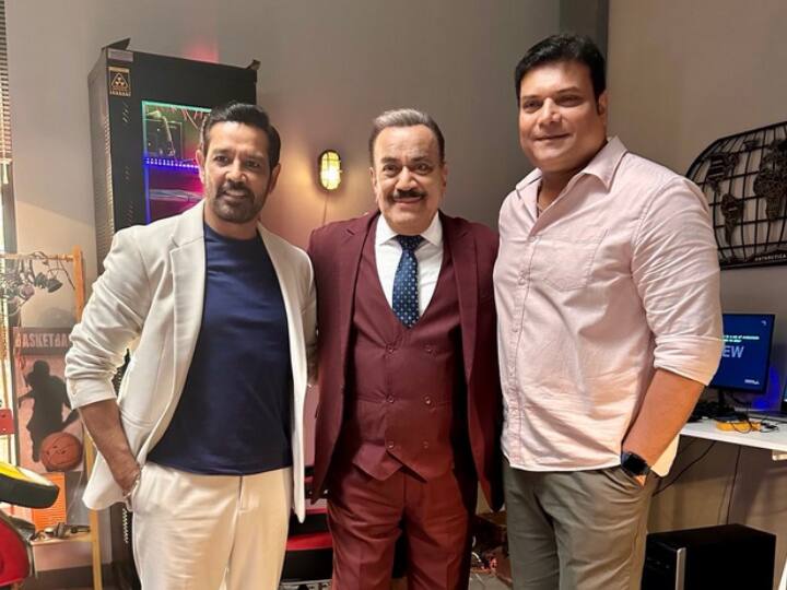 CID stars Shivaji Satam aka ACP Pradyuman Daya and Anup Soni reunite on sets सेट पर मिले CID स्टार्स ACP प्रद्युमन और दया, फैंस ने की नए एपिसोड्स की डिमांड, अभिजीत को लेकर किए सवाल