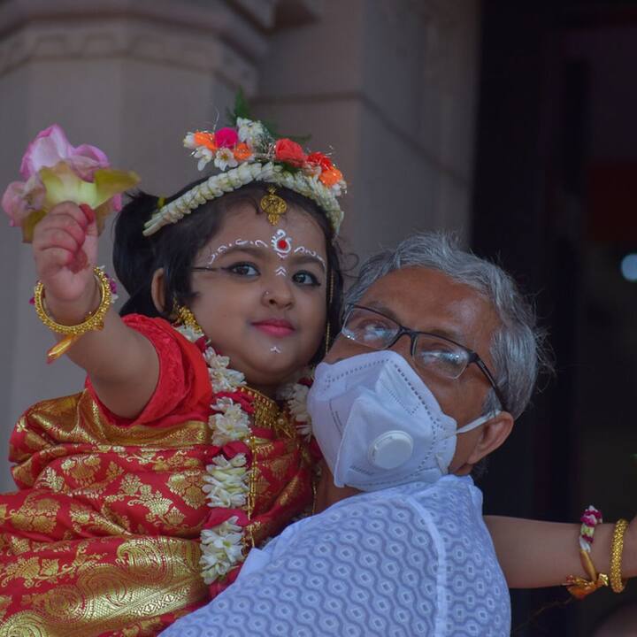 পুজোর আগে কুমারী কে স্নান করিয়ে নতুন কাপড় পরিয়ে দেওয়া হয়। পায়ে আলতা ও কপালে সিঁদুরের টিপ দেওয়া হয়। এরপর কুমারীকে দেবী জ্ঞানে নানান উপাচারে পুজো করা হয়।