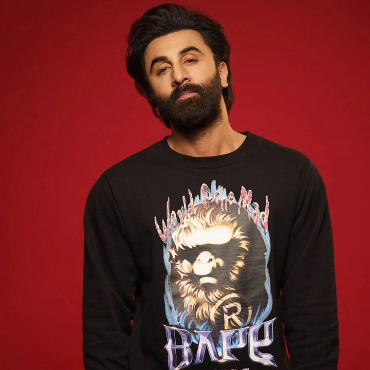 इस बात का खुलासा खुद रणबीर कपूर ने अपने एक मूवी प्रमोशन के इंटरव्यू में किया था. एक्टर ने बताया था कि जब वो छोटे थे तो एक बार उनके घर में पूजा रखी गई थी. तब वो ये नहीं जानते थे कि जहां पर पूजा की जाती है उस जगह पर चप्पल नहीं ले जाते.