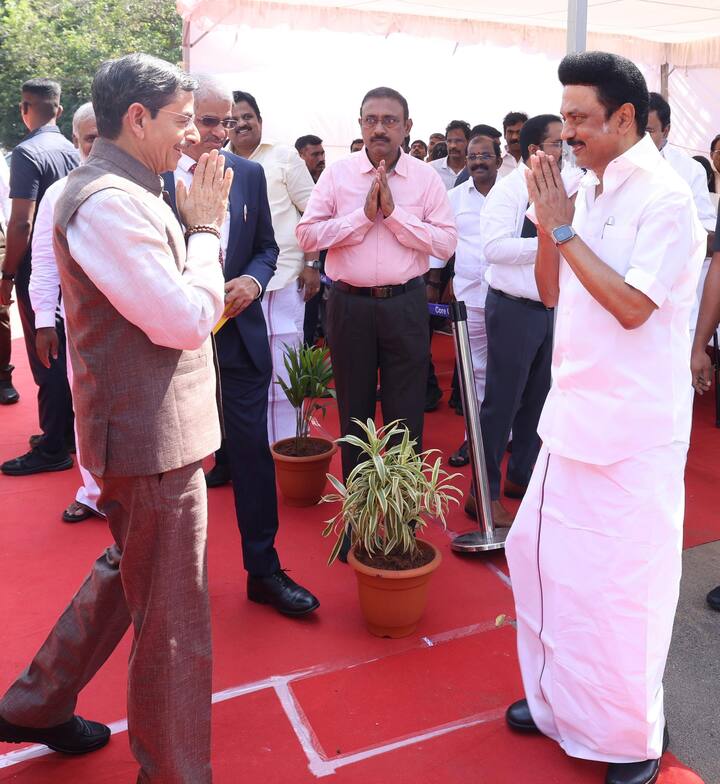 தமிழ்நாட்டின் ஆளுநர் ஆர்.என்.ரவியை, தமிழ்நாட்டின் முதலமைச்சர் சந்தித்த போது..