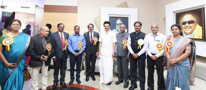 இஸ்ரோ விண்வெளி திட்டங்களில் முத்திரை பதித்து, இந்தியாவிற்கும் தமிழ்நாட்டிற்கும் பெருமை ஏற்படுத்திக் கொடுத்த, தமிழ்நாட்டைச் சேர்ந்த விஞ்ஞானிகளுக்கு தலா ரூ.25 லட்சம் பரிசுத்தொகை வழங்கப்படும் என முதலமைச்சர் மு.க.ஸ்டாலின் அறிவித்துள்ளார்.