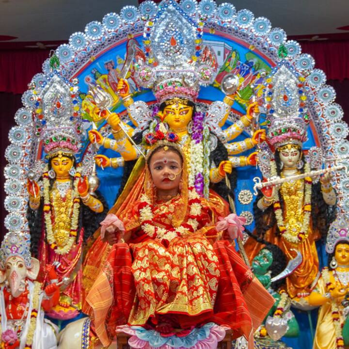 সাধারণত দুর্গাপুজোর অষ্টমী তিথিতে কুমারী পুজো করা হয়।  তবে নিয়ম অনুসারে, সপ্তমী, অষ্টমী ও নবমী- এই তিনদিনই বা কোনও একদিন কুমারী পুজো করা যেতে পারে।