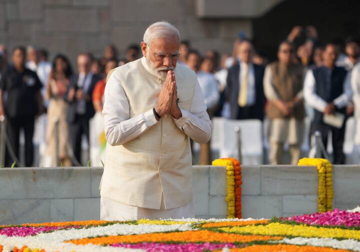 7 जून 1893 गांधीजी डरबनहून प्रिटोरीयाला (Mahatma Gandhi At South Africa Pretoria) जात असताना एका गोऱ्या अधिकाऱ्याने त्यांना प्रथम श्रेणीच्या बोगीतून फेकून दिलं आणि त्यानंतर गांधीजींनी वर्णभेदाविरोधात लढा उभा केला. (Photo : PTI)