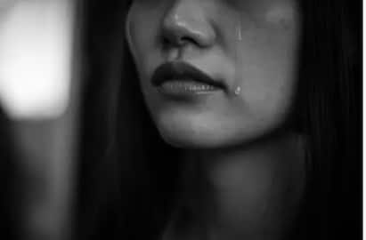 डिप्रेशनची शिकार झालेल्या व्यक्तीच्या मनात आत्महत्येचे विचार येऊ लागतात. अशा वेळी पालकांनी काळजी घेणे गरजेचे आहे.