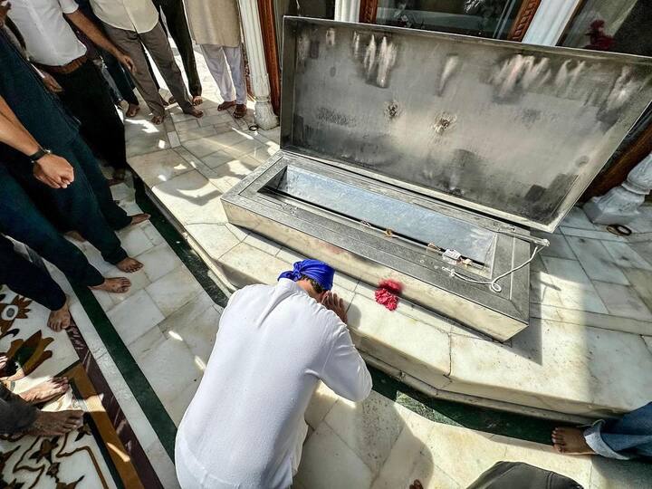 “இன்று பொற்கோயிலான ஸ்ரீ ஹர்மந்திர் சாஹிப்பிற்கு சென்று என் சேவையை தொடங்கினேன்.” என்று பதிவிட்டுள்ளார் ராகுல்.