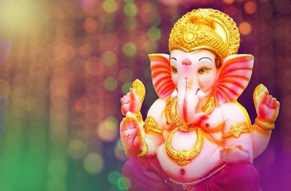 Sankashti Chaturthi 2023 : भाद्रपद महिन्यातील संकष्टी चतुर्थी आज आहे. या दिवशी काही खास उपाय केल्यास राहू-केतूच्या त्रासापासून आराम मिळू शकतो. शास्त्रानुसार, संकष्टी चतुर्थीचे उपाय जाणून घ्या