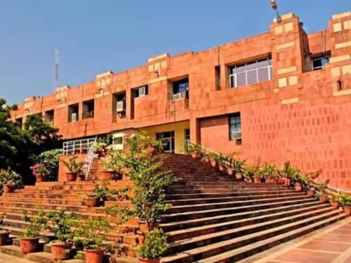 JNU to set up committee to look into incidents of anti-national slogans on campus JNU में 'हेट स्लोगन' लिखने वालों की बढ़ेगी टेंशन, बनने जा रही है कमेटी