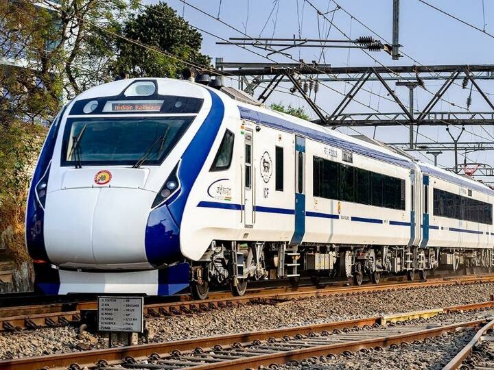 वंदे भारत की स्लीपर वंदे भारत एक्सप्रेस ट्रेन फरवरी के अंत में या फिर मार्च 2024 तक पटरियों पर दौड़ती हुई दिख सकती है. इसकी स्पीड भी आम वंदे भारत से ज्यादा हो सकती है.
