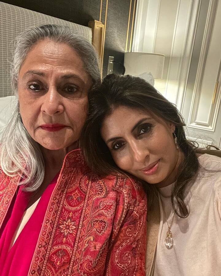 इसके अलावा एक और तस्वीर में श्वेता अपनी मां औऱ एक्ट्रेस जया बच्चन के साथ सेल्फी लेती दिखाई दीं. जया बच्चन इस दौरान रेड आउटफिट में नजर आईं.