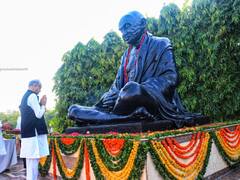 सीएम गहलोत ने महात्मा गांधी को अर्पित की पुष्पांजलि, युवाओं से बोले- 'उनको पढ़ने से बदलेगी सोच'