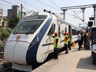 Watch: રાજસ્થાનમાં વંદે ભારત ટ્રેનને પાટા પરથી ઉથલાવવાનું કાવતરું નિષ્ફળ, રેલવે ટ્રેક પર મુક્યા હતા પથ્થર