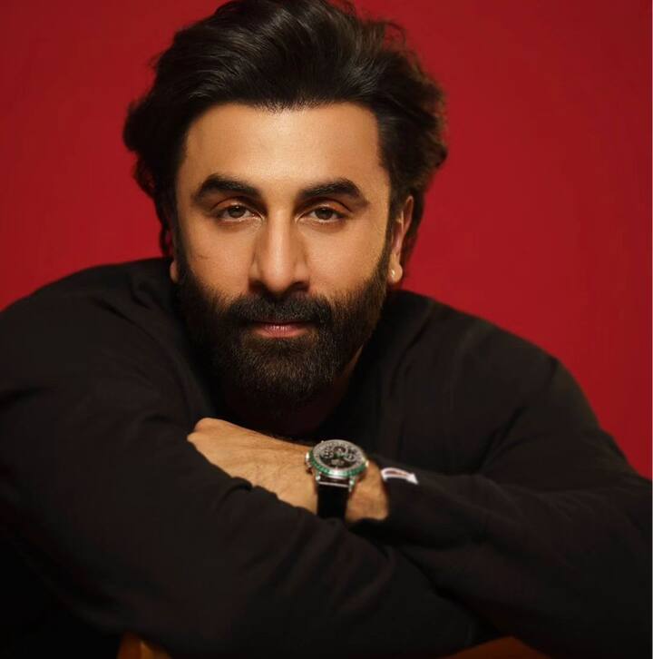 दरअसल आज हम आपके लिए रणबीर कपूर को जो किस्सा लेकर आए हैं. वो उस वक्त का है जब एक्टर काफी छोटे होते थे. इस दौरान एक्टर ने अपने घर पर एक ऐसी हरकत कर दी थी जिससे उनके पिता और दिवगंत एक्टर ऋषि कपूर काफी भड़क गए थे और उनको थप्पड़ मार दिया था. चलिए जानते हैं क्या है पूरा किस्सा.....